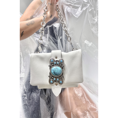 Δερμάτινο χειροποίητο τσαντάκι με μεταλλικά αξεσουάρ